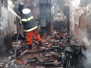 Mulher e criança escapam de incêndio que destruiu casa no Sertão