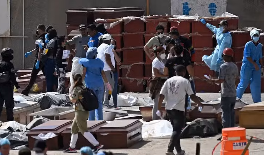 Venezuelanos improvisam necrotério em porto de La Guaira