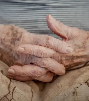 Idosa de 84 anos é estuprada e roubada após ter casa invadida, em Maceió