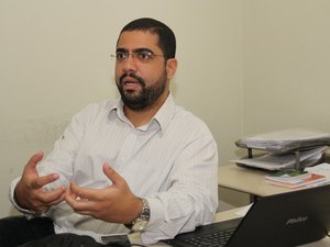 De casa em casa, vereador eleito em Penedo agradece votos