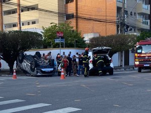 Carro capota após colisão em cruzamento na Ponta Verde