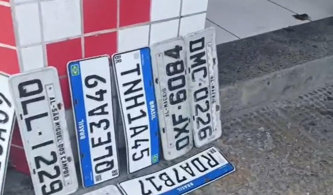[Vídeo] Após chuvas, placas de veículos são achadas no bairro da Jatiúca