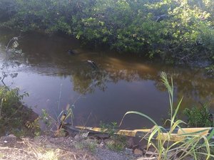 Carro capota e cai em rio da Barra de Santo Antônio