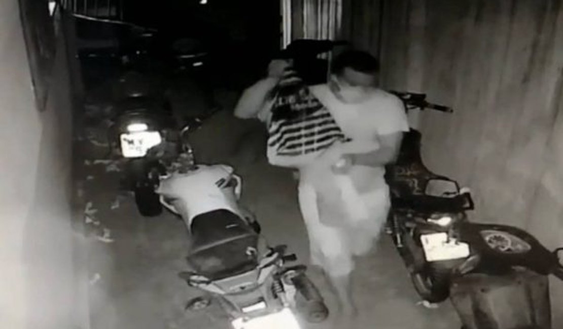 [Vídeo] Homem invade delegacia de Maceió e rouba submetralhadora