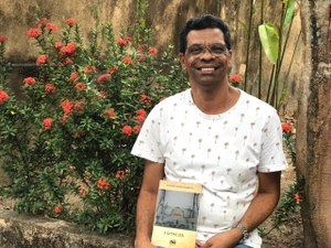 Escritor alagoano publica livro de ficção que promete ser sucesso de vendas