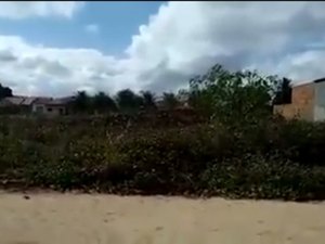 Moradores denunciam matagal e lixo acumulados em praça de Arapiraca