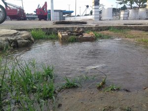 Vazamento desperdiça água limpa no Centro