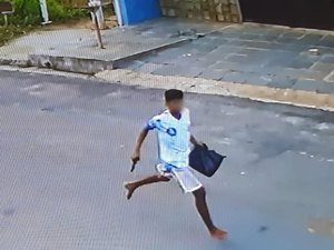 Menor suspeito de assaltar mulher no Feitosa é apreendido