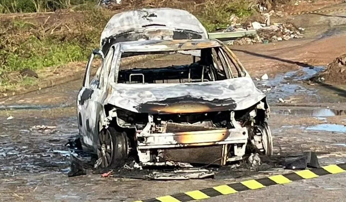 Carro por aplicativo fica destruído após pegar fogo em Arapiraca