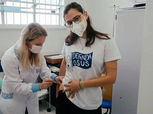 Jovem toma vacina contra a covid-19 no bumbum e viraliza na internet