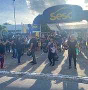 [Vídeo] Usuários e colaboradores do Sesc Arapiraca promovem manifestação contra corte de verbas