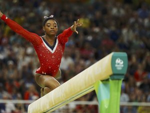 Dona de quatro ouros na Rio 2016, Simone Biles diz que foi molestada por ex-médico