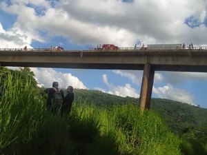 Um mês após acidente com ônibus alagoano, caminhão com duas pessoas cai da mesma ponte