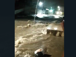 [Vídeo] Após mais uma noite de chuvas, alguns bairros de Arapiraca ficam com ruas alagadas
