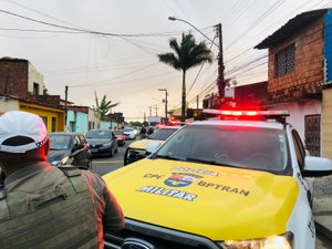 Ladrão rouba celular, mas joga aparelho fora e consegue fugir em Maceió