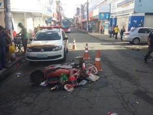 Acidente envolvendo ônibus e motocicleta interdita trânsito no Centro