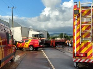 [Vídeo] Colisão entre carreta, caminhão e carro de passeio deixa vítima presa às ferragens na AL 110