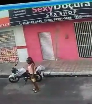 [Vídeo] Pai entrega filho à polícia e mostra vídeo de roubo em Arapiraca