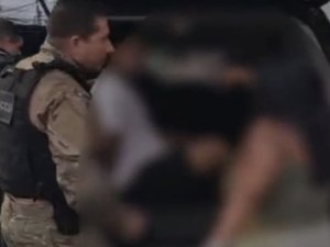 [Vídeo] Mulher se revolta ao ver filho preso por briga de torcida: 'esqueça que tem mãe'