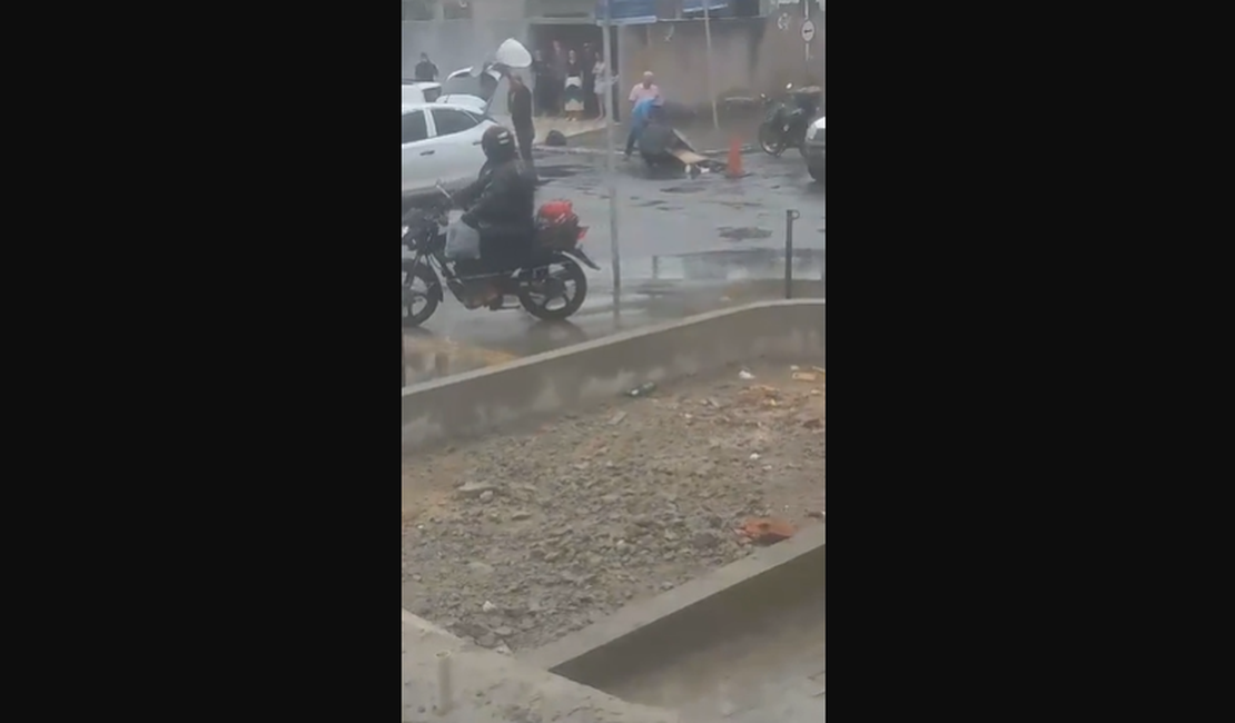 [Vídeo] Motociclista fica ferido após colisão com carro na Ponta Verde