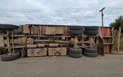 Caminhão com carga de cana tomba em São Luís do Quitunde