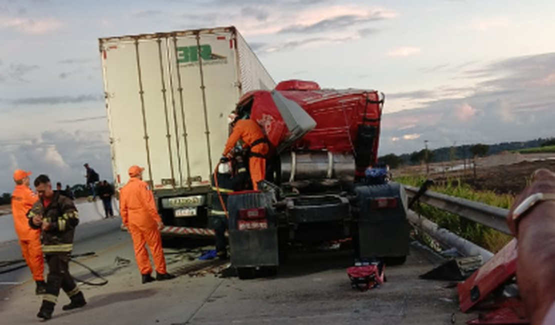 Colisão entre carretas deixa preso às ferragens na BR-101, em São Miguel dos Campos
