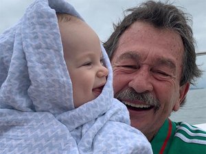 Giselle Itié encanta fãs ao mostrar o filho conhecendo o mar