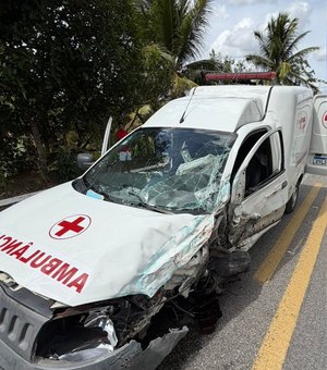 Três vítimas seguem internadas após colisão entre ônibus e ambulância em Maribondo