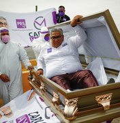 Candidato a deputado no México simula o próprio enterro em campanha