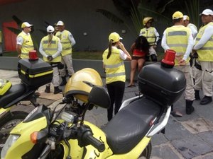 Sob efeito de entorpecentes mulher causa confusão em coletivo