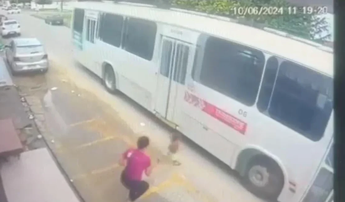 [Vídeo] Câmera de segurança flagra momento em que criança 'foge' e quase é atropelada