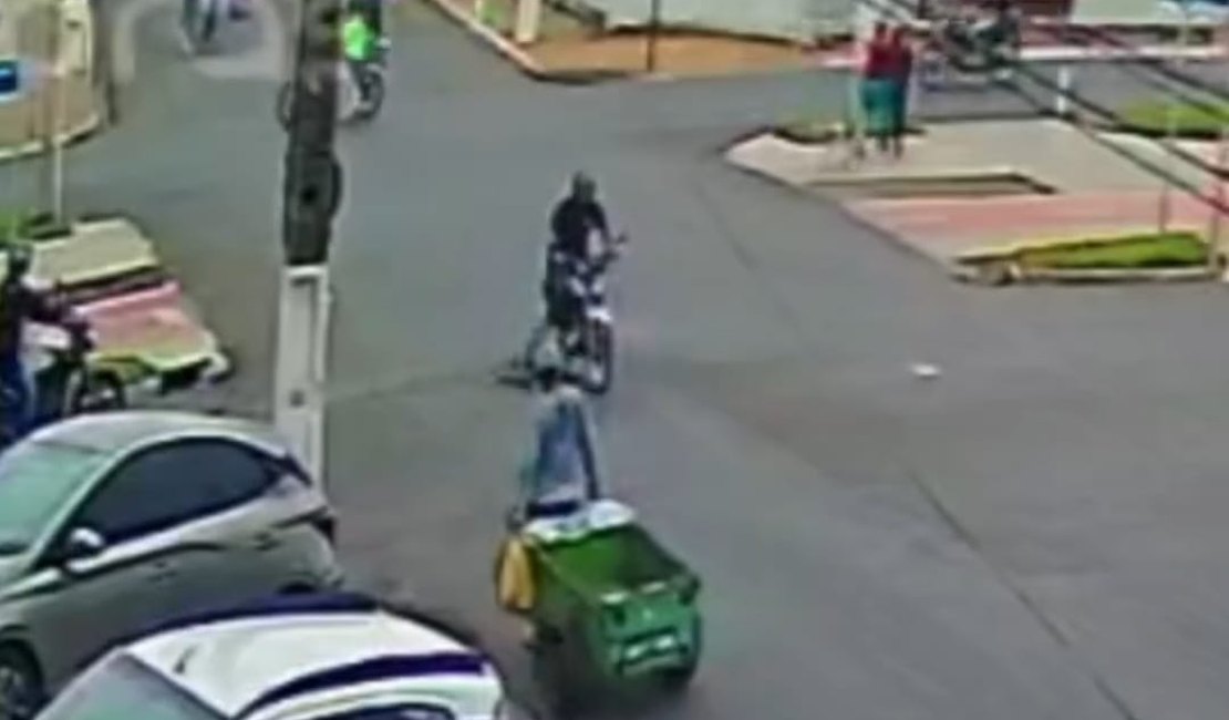 [Vídeo] Motociclista ultrapassa sinal vermelho e mata cão que tentava atravessar rua em Arapiraca