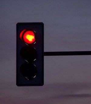 Avanço de semáforo é permitido em Maceió durante a madrugada