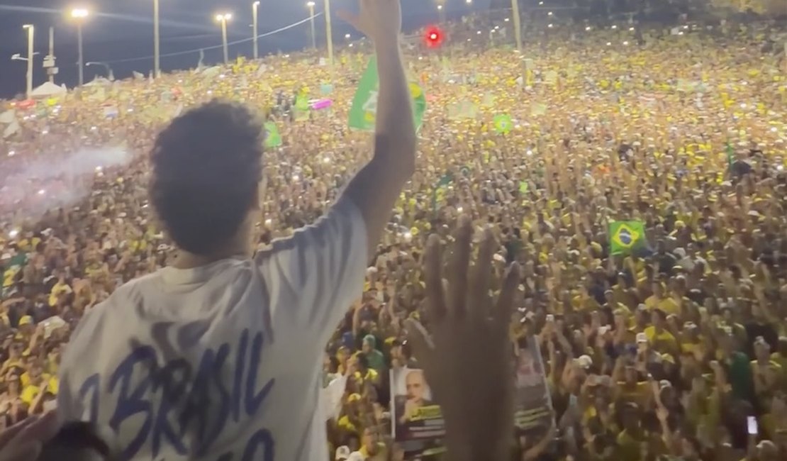 Multidão ora o Pai-Nosso durante ato de Flávio Bolsonaro em Salvador