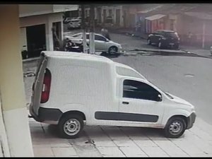 [Vídeo] Mulher é arremessada por carro desgovernado em Arapiraca