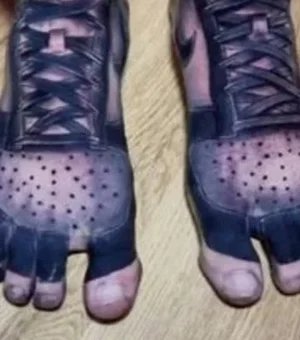 Homem tatua tênis nos pés e desabafa: “Cansado de comprar novos”