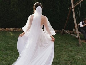 Treta no casório: sogra posta fotos do vestido da noiva e é expulsa do casamento pelo próprio filho