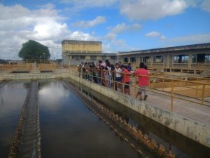 Casal conduz visita educativa de crianças à Estação de Tratamento do Pratagy