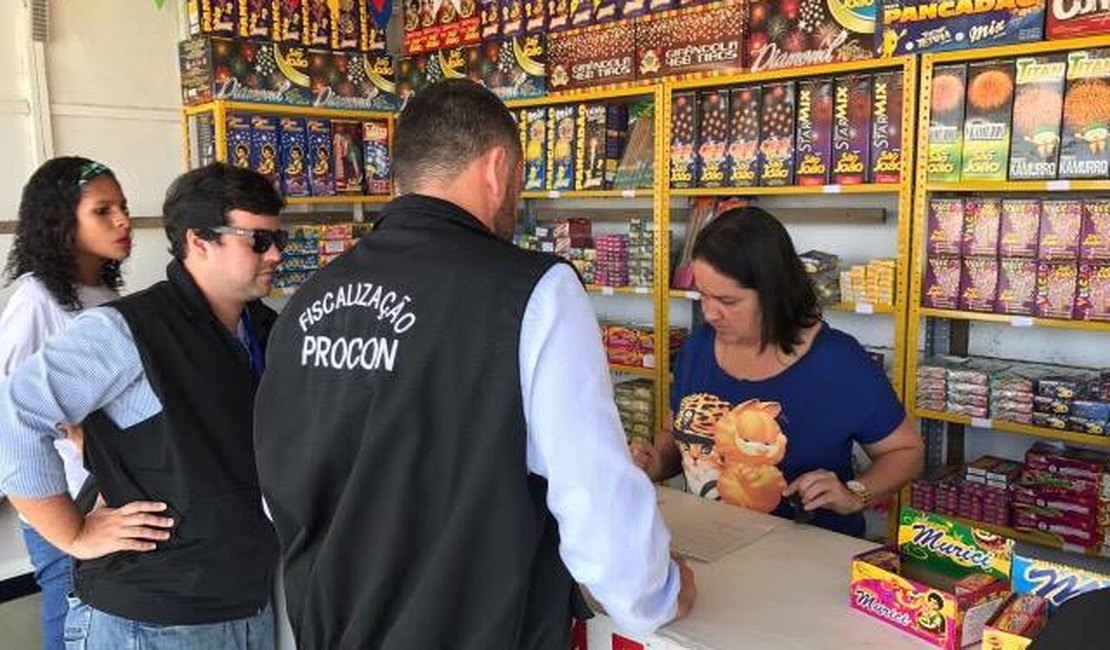 Procon fiscaliza pontos de venda de fogos de artifício em Maceió 