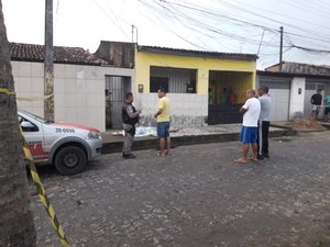 Homem é morto com pelo menos cinco disparos de arma de fogo na parte alta de Maceió