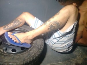 Jovem é preso com arma de fogo de brinquedo e drogas