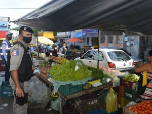 Em ação conjunta, PM e órgãos municipais fiscalizam cumprimento do Decreto Emergencial