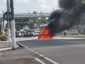 Carro pega fogo na Av. Fernandes Lima e deixa trânsito lento