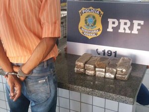 Suspeito de tráfico é preso transportando cerca de 5kg de maconha em micro-ônibus