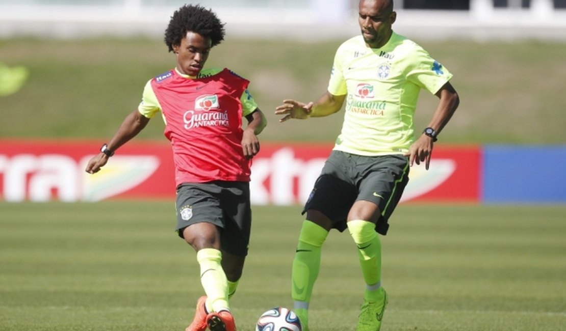 Sem Oscar, Felipão testa Willian em treino tático da Seleção