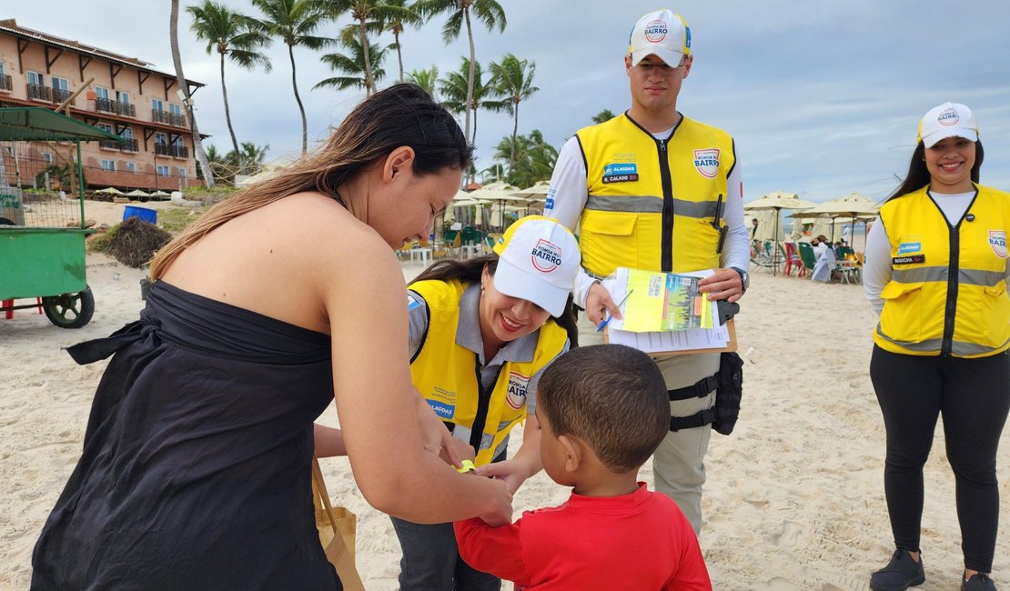 Ronda no Bairro distribui pulseiras de identificação para crianças nas praias do Francês e de Maceió