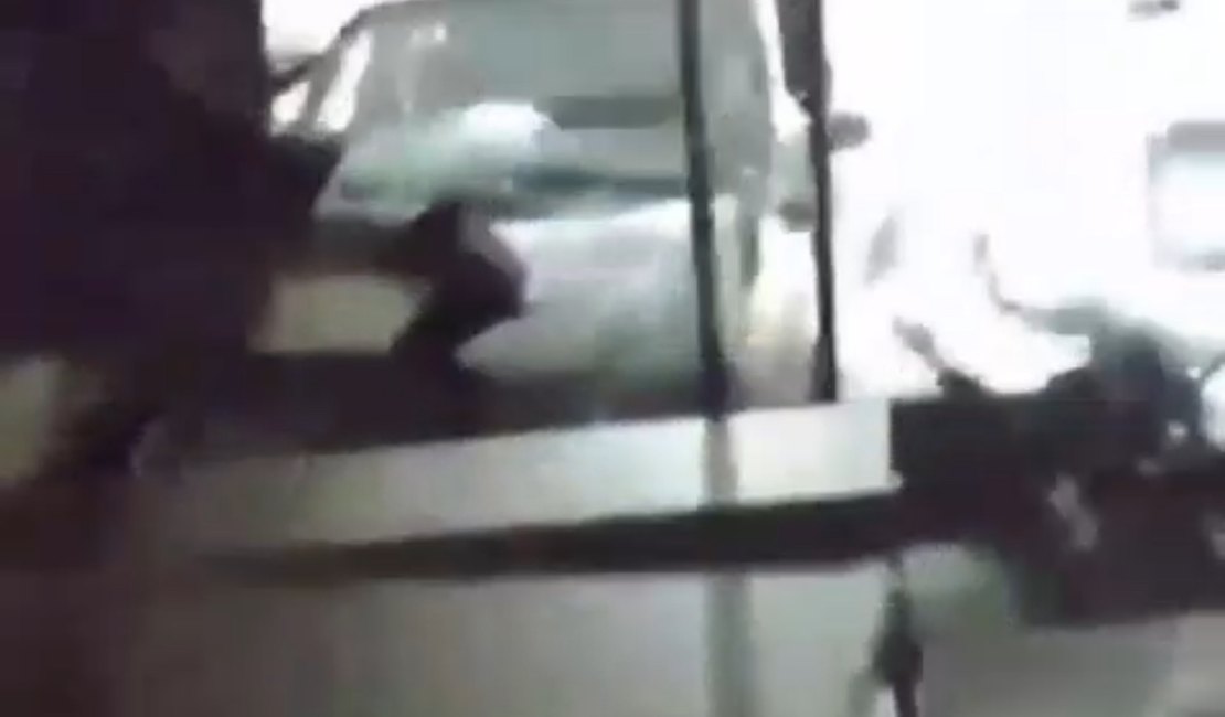 [Vídeo] Imagens mostram instante em que veículo invade loja na parte baixa de Maceió