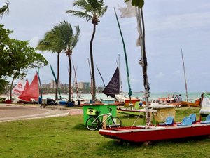 Prefeitura de Maceió define regras para a permanência de jangadas e embarcações na orla marítima