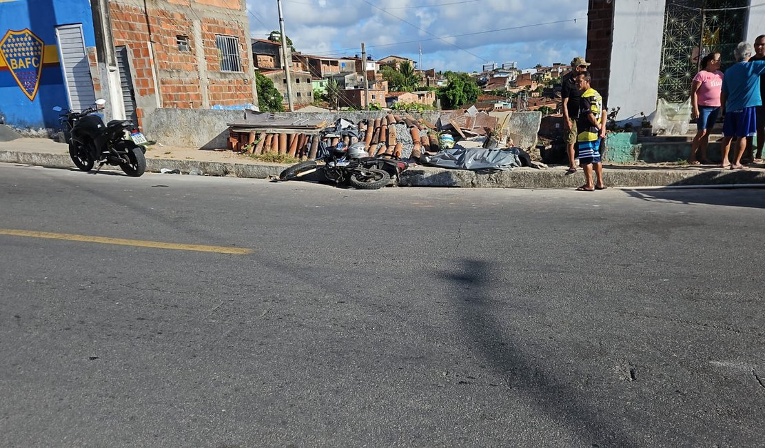 Motociclista e garupa morrem após veículo desviar de pedestre no Feitosa