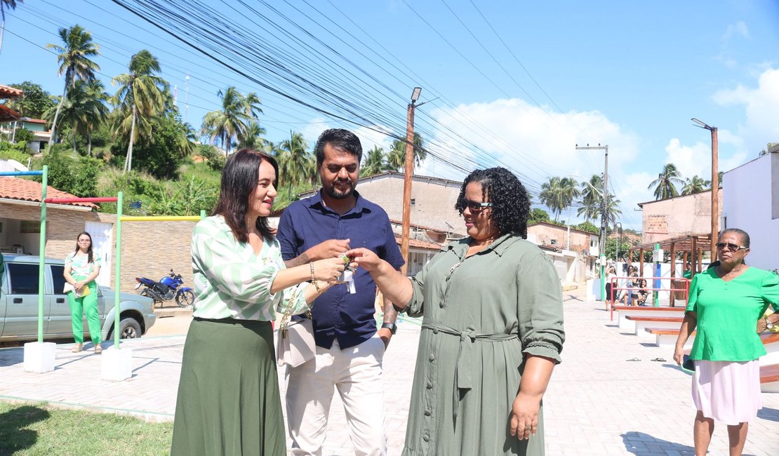 Prefeitura de Japaratinga inaugura academia e entrega veículos